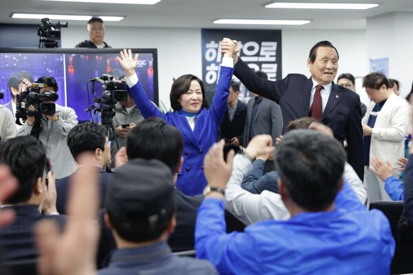 추미애 더불어민주당 경기 하남갑 후보가 11일 오전 경기도 하남시 대청로 선거사무소에서 당선이 확실해지자 환호하고 있다.  ⓒ추미애 당선인 캠프 제공