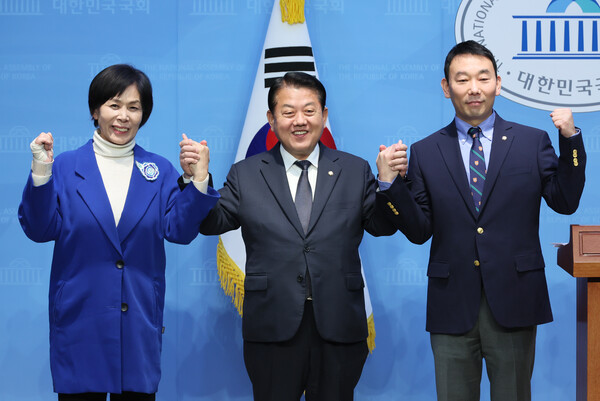 제22대 총선을 앞둔 지난 3월12일, 경기 남양주갑 최민희, 을 김병주, 병 김용민 후보가 국회 소통관에서 기자회견 후 사진촬영을 하고 있다. ⓒ연합뉴스