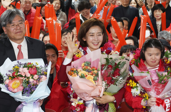 나경원 국민의힘 서울 동작을 후보가 11일 동작구 선거사무소에서 가족들과 당선을 축하하고 있다. ⓒ연합뉴스