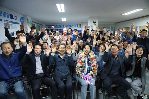 남인순 더불어민주당 서울 송파병 당선인이 당선이 확정되자 지지자들과 함께 기뻐하고 있다. 사진=남인순 당선인 블로그
