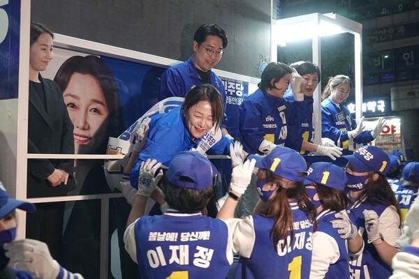 경기 안양동안을 이재정 더불어민주당 당선인이 지난 9일 호계사거리 일대에서 집중선거 유세 활동을 하고 있다. ⓒ이재정 페이스북