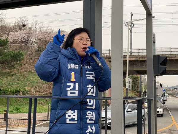 김현 당선인이 지난 4일 안산시외버스터미널 사거리에서 선거 유세 활동을 하고 있다. ⓒ김현 페이스북