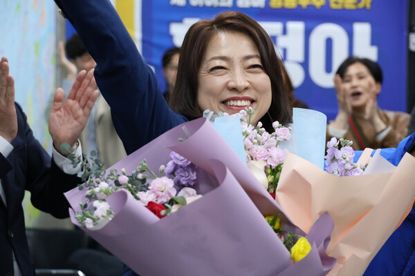 제22대 국회의원선거 대전 유성을 더불어민주당 황정아 당선인이 11일 선거 사무실에서 당선이 확정된 후 기뻐하고 있다. 연구원 출신 정치 신인인 황 당선인은 5선 중진인 국민의힘 이상민 후보를 상대로 이날 승리를 거뒀고, 대전 최초의 여성 지역구 국회의원으로 당선됐다.  ⓒ연합뉴스