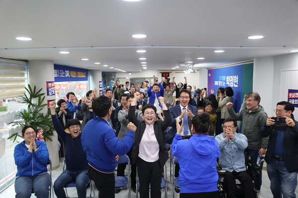 제22대 국회의원선거 대전 대덕 지역구 더불어민주당 박정현 당선인이 11일 선거 사무실에서 당선이 확정된 후 기뻐하고 있다.  ⓒ박정현 당선인 캠프