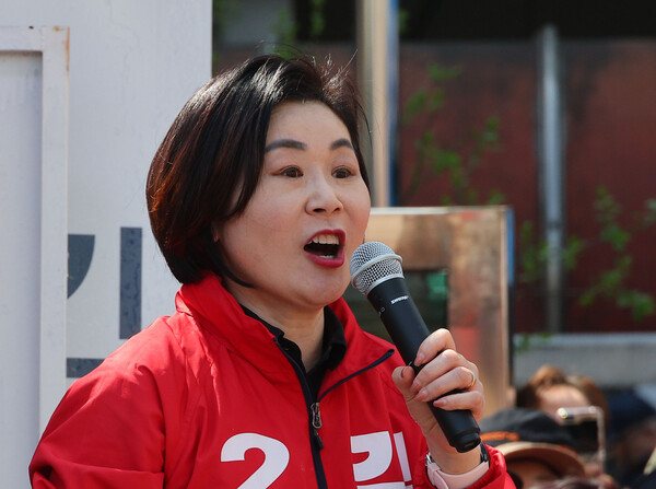 1일 부산 연제구 연산역 앞에서 김희정 당시 부산 연제구 국민의힘 후보가 지지를 호소하고 있다. ⓒ연합뉴스