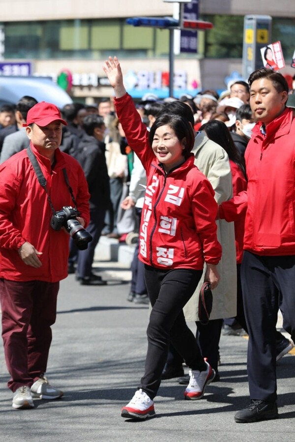 1일 부산 연제구 연산역 앞에서 김희정 당시 부산 연제구 국민의힘 후보가 지지를 호소하고 있다. ⓒ페이스북 캡처