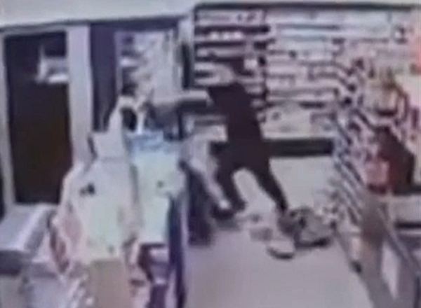 범행 당시 편의점 내부 폐쇄회로(CC)TV 화면 캡쳐 ⓒ연합뉴스