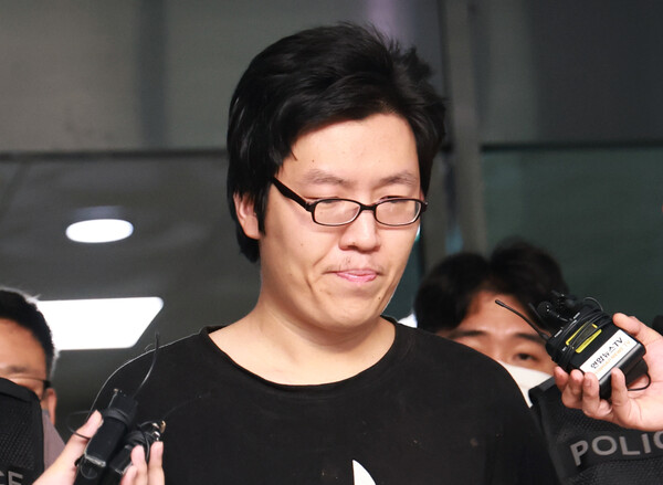 신림동 등산로 살인 사건' 피의자 최윤종이 지난해 8월 25일 오전 서울 관악경찰서에서 검찰로 송치되고 있다. ⓒ연합뉴스