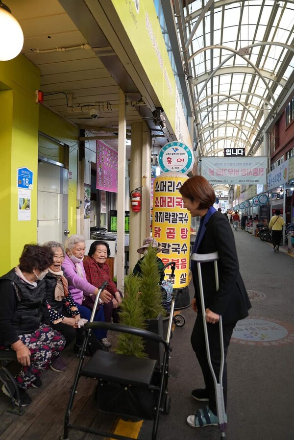 고민정 당선인이 시민들과 인사를 나누는 모습. 고 당선인은 선거 기간 발목 부상으로 목발을 짚고 선거 유세를 펼쳤다. ⓒ고민정 당선인 페이스북