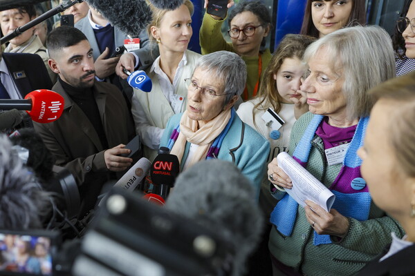 스위스 여성 노인들이 스위스 정부를 상대로 유럽인권재판소(ECHR)에 제기한 ‘기후 소송’에서 승소했다. ⓒ스트라스부르 EPA=연합뉴스