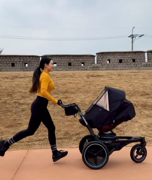 안씨는 오는 5월 4일 ‘2024 여성마라톤’에서 8개월이 된 아기와 유모차 달리기를 한다. ⓒ안정은