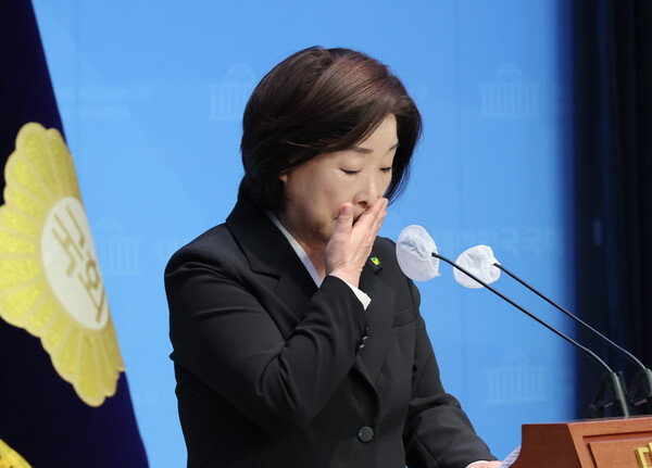 심상정 정의당 의원이 11일 국회 소통관에서 정계 은퇴를 선언하며 눈물을 흘렸다.   ⓒ연합뉴스