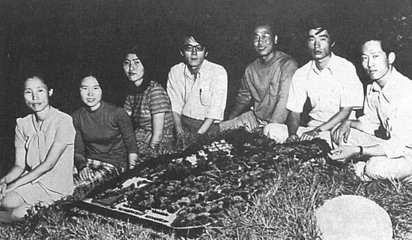정영선 조경가와 ‘경주 불국사’ 성역화 프로젝트 팀이 1974년 마스터 플랜 모형 앞에서 기념촬영을 하고 있다.  ⓒ『환경과조경』 1998년 6월호 제공
