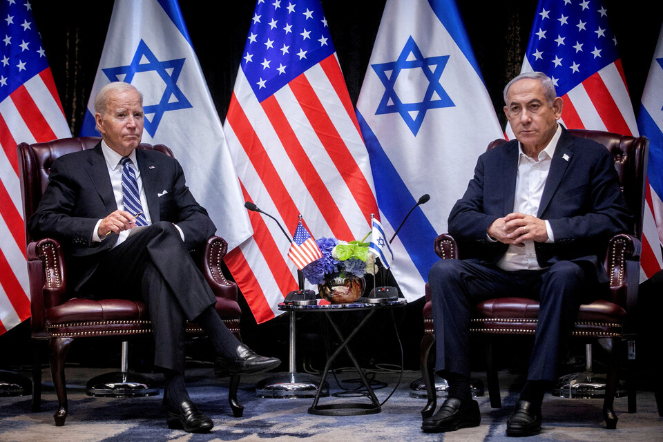 [텔아비브=로이터 연합뉴스] 조 바이든(왼쪽) 미국 대통령이 18일(현지시각) 이스라엘 텔아비브에서 베냐민 네타냐후 이스라엘 총리와 회담하고 있다.