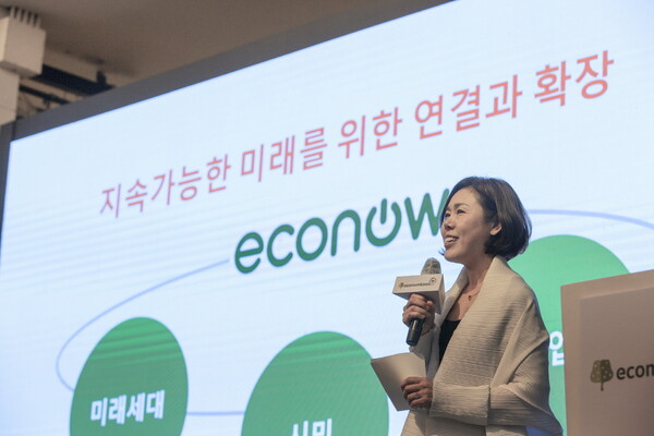 하지원 에코맘코리아 대표가 지난 18일 서울 성동구 갤러리아포레에서 열린 창립 15주년 기념식에서 새 기관명과 비전을 발표하고 있다. ⓒ(사)에코맘코리아 제공