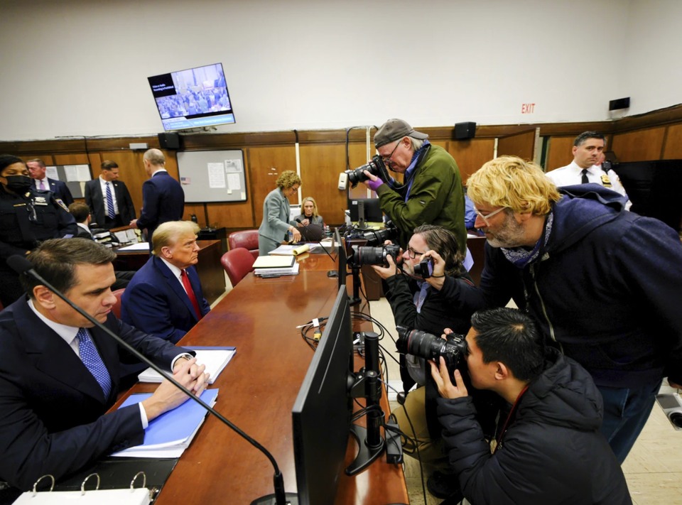 트럼프 전 미국 대통령이 23일(현지시각) 뉴욕 맨해튼 법원에서 재판을 기다리고 있다. ⓒAP 연합뉴스