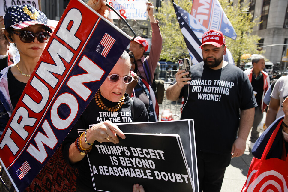 트럼프 전 대통령의 지지자들이 재판이 열리고 있는 맨해튼 법원 밖에서 시위를 벌이고 있다. ⓒAP 연합뉴스