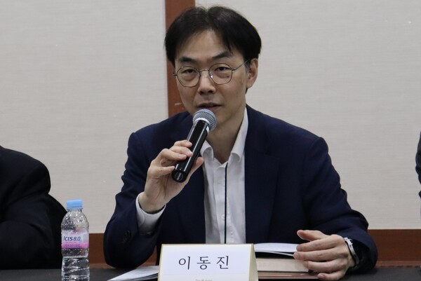 이동진 서울대 법학전문대학원 교수가 여성신문과 한국가족법학회가 25일 서울 서초구 더케이호텔서울에서 연 ‘이혼 재산분할과 결혼의 “가치”- 상속 재산분할과의 차별을 중심으로’ 학술 심포지엄에서 발언하고 있다. ⓒ여성신문