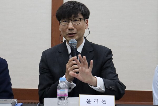 윤지현 서울대 법학전문대학원 교수가 여성신문과 한국가족법학회가 25일 서울 서초구 더케이호텔서울에서 연 ‘이혼 재산분할과 결혼의 “가치”- 상속 재산분할과의 차별을 중심으로’ 학술 심포지엄에서 발언하고 있다. ⓒ여성신문