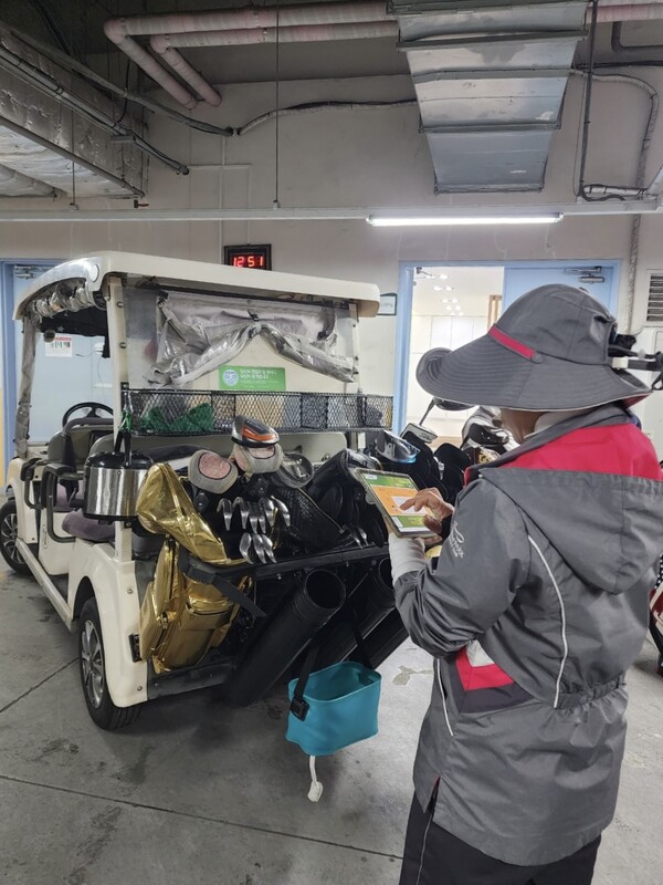 경기 전 고객 골프채를 카트에 싣고 골프채를 확인하는 한 캐디의 모습. ⓒ전국여성노동조합