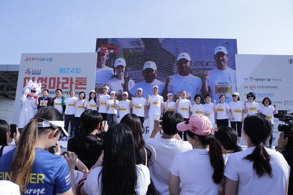 ‘2024 여성마라톤대회’가 4일 오전 서울 마포구 월드컵공원 평화의광장에서 개막했다. 오세훈 서울시장, 신영숙 여성가족부 차관, 김효선 여성신문 발행인 등 주요 내빈들이 개회선언을 한 후 참가자들에게 응원을 보내고 있다. ⓒ여성신문