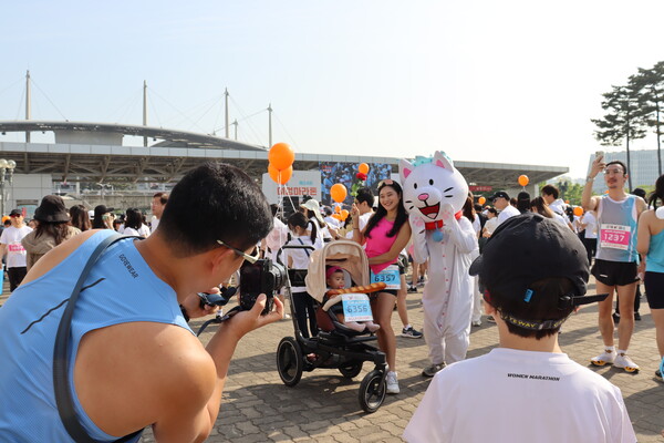 2024 여성마라톤대회 참가자들이 출발 전 여성마라톤대회 마스코트 '신냥이'와 기념촬영을 하면서 즐거운 시간을 보내고 있다. ⓒ여성신문 