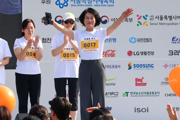 최예담 전문직여성 한국연맹(BPW) 회장이 4일 오전 서울 마포구 상암동 월드컵공원 평화의광장에서 여성신문사와 서울특별시가 주최한 제24회 여성마라톤 대회에 참석했다. ⓒ여성신문, 노민희 사진작가