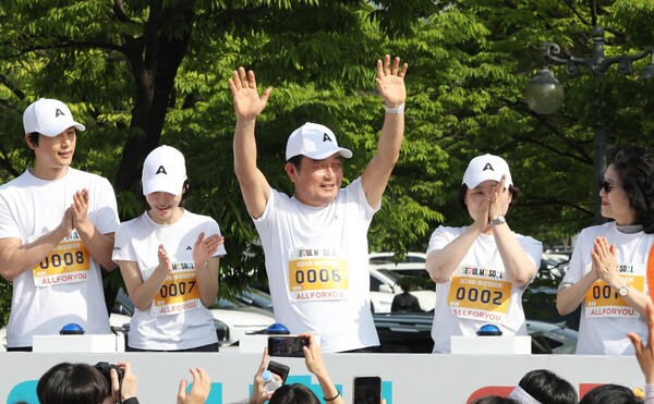 김영철 한성에프아이 대표이사(왼쪽에서 셋째)가 4일 오전 서울 마포구 상암동 월드컵공원 평화의광장에서 여성신문사와 서울특별시가 주최한 제24회 여성마라톤 대회에 참석했다. 올포유 전속모델인 배우 김소연·이상우 부부도 함께 했다. ⓒ여성신문·노민희 사진작가