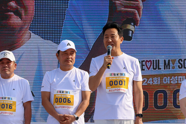 오세훈 서울시장이 4일 오전 서울 마포구 상암동 월드컵공원 평화의광장에서 여성신문사와 서울특별시가 주최한 제24회 여성마라톤 대회에 참석했다. ⓒ노민희 사진작가