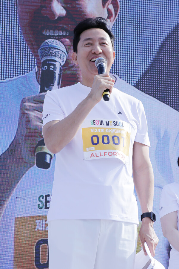 오세훈 서울시장이 4일 오전 서울 마포구 상암동 월드컵공원 평화의광장에서 여성신문사와 서울특별시가 주최한 제24회 여성마라톤 대회에 참석했다. ⓒ여성신문·이동윤 사진작가
