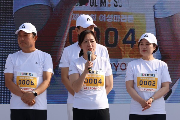 신영숙 여성가족부 차관이 4일 오전 서울 마포구 상암동 월드컵공원 평화의광장에서 여성신문사와 서울특별시가 주최한 제24회 여성마라톤 대회에 참석했다.  ⓒ여성신문·이동윤 사진작가