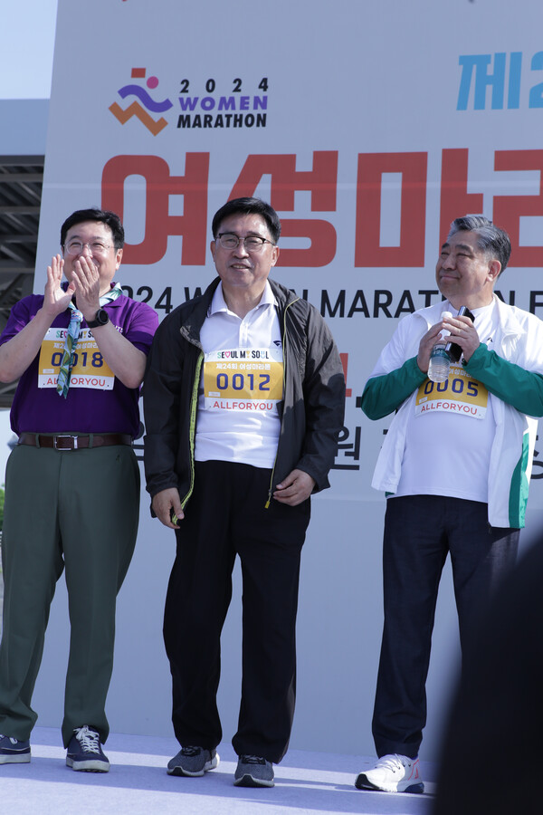 김춘진 한국농수산식품유통공사 사장(가운데)이 4일 오전 서울 마포구 상암동 월드컵공원 평화의광장에서 여성신문사와 서울특별시가 주최한 제24회 여성마라톤 대회에 참석했다. ⓒ여성신문·노민희 사진작가