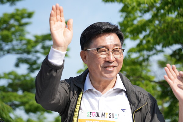 김춘진 한국농수산식품유통공사 사장이 4일 오전 서울 마포구 상암동 월드컵공원 평화의광장에서 열린 제24회 여성마라톤 대회에 참석했다. ⓒ여성신문·이동윤 사진작가