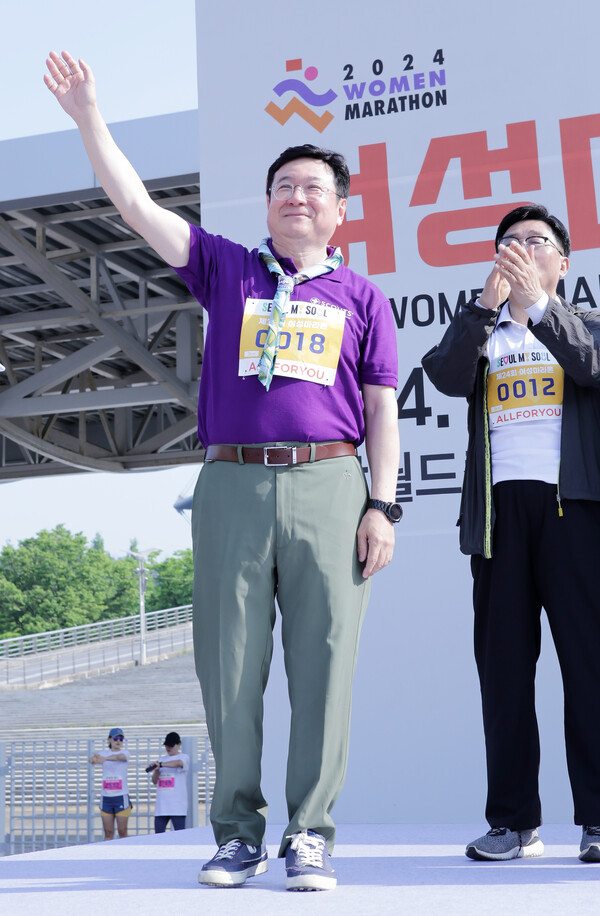 이찬희 한국스카우트연맹 총재가 4일 오전 서울 마포구 상암동 월드컵공원 평화의광장에서 여성신문사와 서울특별시가 주최한 제24회 여성마라톤 대회에 참석했다. ⓒ여성신문·이동윤 사진작가