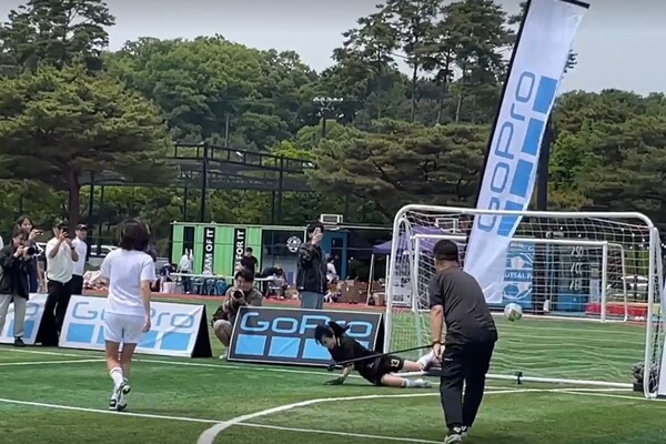 11일 신안산 풋살파크에서 열린 국내 최대 여자 풋살 대회 ‘2024 고프로 제이앤퀸리그’에서 '골 때리는 그녀들'에서 활약 중인 가수 유빈(사진)이 시축했다. 이 대회에 참가한 네이버 블로거 심쿵눈나는 "강풍에 우천이라 날씨가 안 도와줬지만 너무 잘 즐기다 왔다"고 자신의 블로그에 후기를 남겼다. ⓒ심쿵눈나 동영상 갈무리 