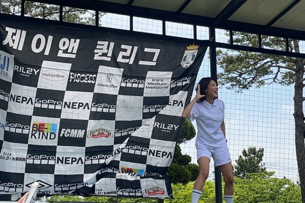  '골 때리는 그녀들'에서 활약 중인 가수 유빈(사진)이 11일 신안산 풋살파크에서 열린 국내 최대 여자 풋살 대회 ‘2024 고프로 제이앤퀸리그’ 참가자들의 환호에 호응하고 있다. ⓒ심쿵눈나 
