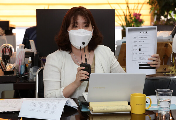 2021년 서울 서초동의 한 로펌에 근무하던 40대 변호사 A씨는 2020년 같은 로펌에 근무한 후배 변호사 B씨를 여러 차례 성폭행하고 추행한 혐의로 경찰 수사를 받다가 언론에 피소 사실이 보도된 5월 26일 사무실에서 숨진 채 발견됐다. 당시 로펌 미투 사건 피해자의 법률대리인인 이은의 변호사는 경찰로부터 수사 내용을 요청해 7쪽 분량의 불송치 결정문을 전달받았다. ⓒ연합뉴스