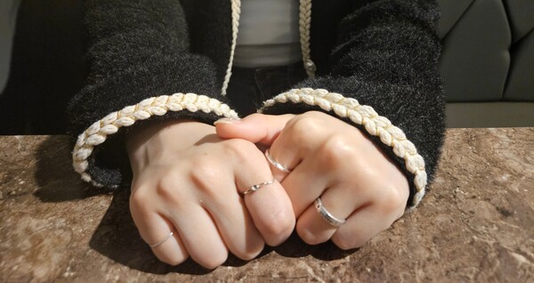 13일 인천 부평시의 한 카페에서 만난 박수현(가명)씨는 여성신문과 만나 '밀덕 단톡방'에서 발생한 성희롱 가해자와의 법적 분쟁 경과를 설명했다. ⓒ박상혁 기자