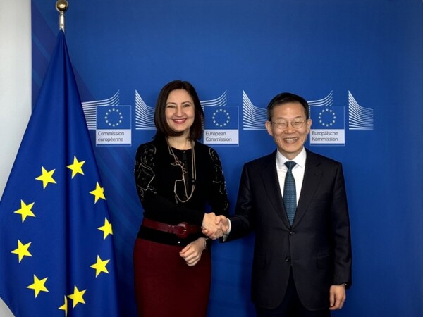 한국의 호라이즌 유럽 준회원국 가입 협상은 지난 3월 25일 타결됐다. 협정 체결 절차가 차질 없이 진행되면 2025년부터 호라이즌 유럽 준회원국이 된다. 사진은 이날 벨기에 브뤼셀에서 한국의 가입 협상 타결 후 기념촬영을 하고 있는 이종호 과학기술정보통신부 장관(오른쪽)과 일리아나 이바노바 호라이즌 유럽 집행위원(왼쪽). ⓒ과기정통부