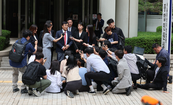 항소심은 시작부터가 이례적이었다. 선고 재판을 시작한 재판장은 주문을 읽기까지 무려 50분이 걸렸다. 그 결론은 서초동 법조계가 술렁이고 SK그룹이 발칵 뒤집힐 정도였다. 1심 재판부 판결보다 위자료는 꼭 20배 높아졌고, 재산분할금은 20배도 넘게 뛰었다. 세기의 이혼에 걸맞는 ‘세기의 재판’이라고나 할까. 사진은 5월 30일 서울고등법원에서 열린 이혼소송 2심 선고 공판 취재진들이 노소영 아트센터 나비 관장의 법률대리인인 김기정 변호사에게 몰려든 모습. ⓒ연합뉴스
