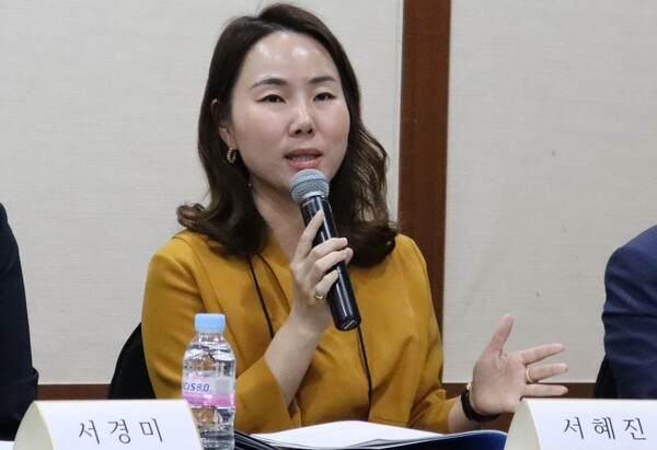 4월 25일 열린 ‘이혼 재산분할과 결혼의 가치’ 심포지엄에서 토론하고 있는 서혜진 더라이트하우스 법률사무소 대표. ⓒ여성신문