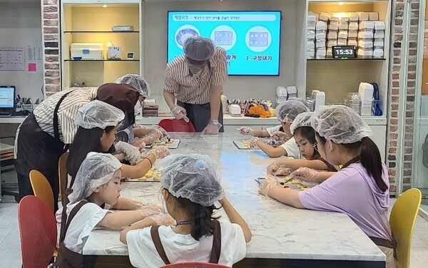 아이들과 함께 쿠기 만들기 체험을 하는 아빠들 모습 ⓒ인구보건복지협회 인천지회