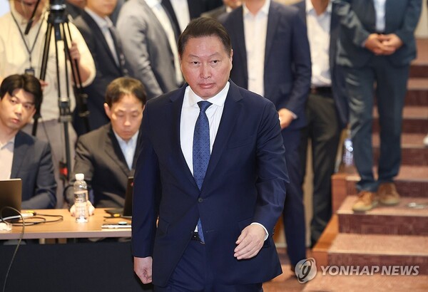 최태원 SK그룹 회장이 17일 오전 서울 종로구 SK서린빌딩에서 노소영 아트나비센터 관장과의 이혼 소송 항소심 관련 입장을 밝히기 위해 들어서고 있다. ⓒ연합뉴스