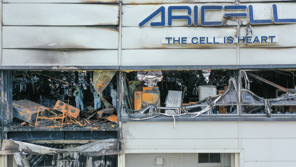 6월 25일 경기도 화성시 서신면 리튬전지 공장 화재 현장에서 경찰과 소방, 국립과학수사연구원, 국토안전연구원, 고용노동부, 산업안전관리공단 등 관계자들이 화재 원인을 찾기 위한 합동 감식을 하고 있다.  ⓒ연합뉴스