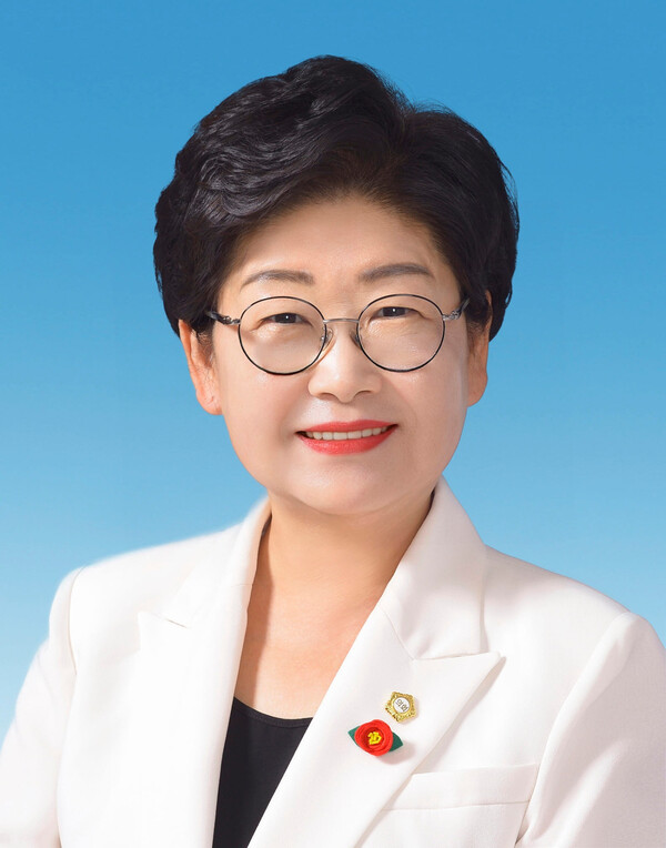 여수시의회 후반기 의장으로 선출된 3선의 백인숙 의원. 사진=백인숙 의원 제공.
