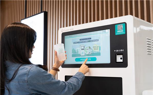 한 시민이 다회용컵을 이용하는 서울 ‘제로카페’를 이용하고 있다. 기사 내용과 직접적 연관성 없음 ⓒ서울시