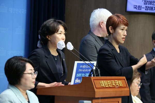 4일 오전 서울 여의도 국회소통관에서 서미화 의원은 ‘장애인권리보장법 제정을 위한 국회·장애계 특별기구 제안’ 기자회견을 열었다. ⓒ서미화 의원실