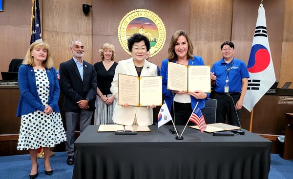 김경희 이천시장과 리사 길모어 산타클라라시장이 우호결연 협약식 기념촬영을 하고 있다. ⓒ이천시