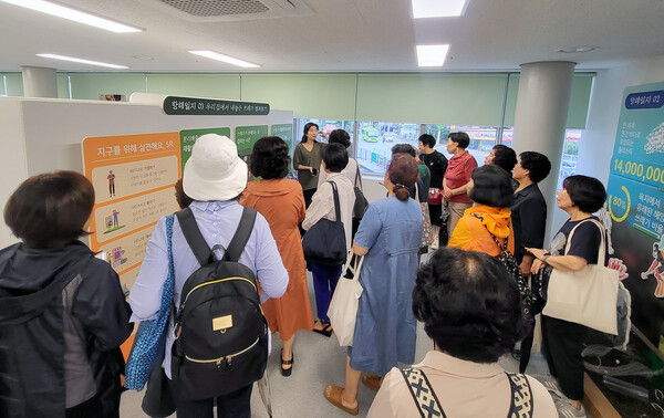 서대문구 '리앤업사이클플라자'에서 자원관리사들이 직무교육을 받고 있는 장면 ⓒ서대문구