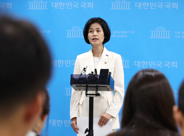 박은정 조국혁신당 의원이 23일 국회 소통관에서  윤석열 대통령과 김건희 여사 쌍특검법 발의와 관련해 추가 설명을 하고 있다. ⓒ연합뉴스